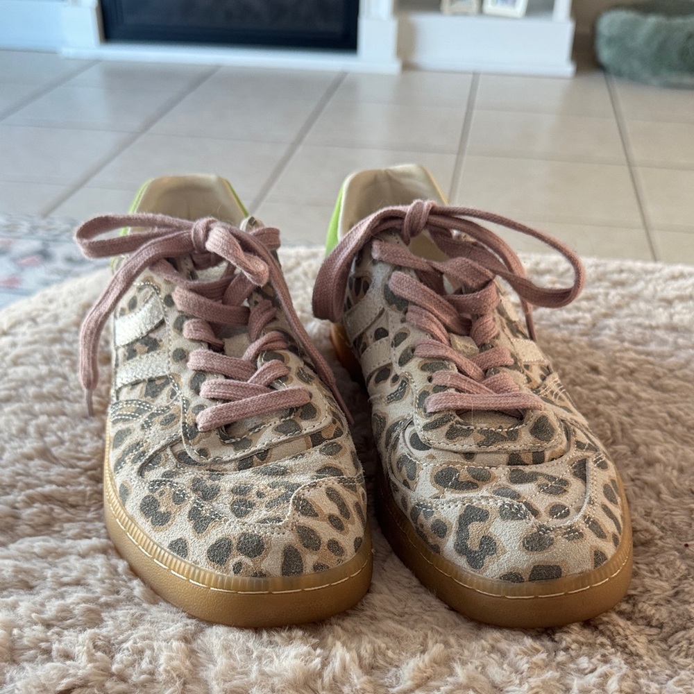 Coolway Goal Light Leo  Athletic Shoes with Pink Laces Size 9